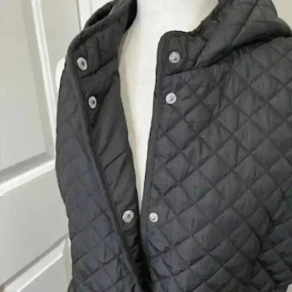 GH Bass Woman’s Hooded‎ Quilted Snap Front Vest Size Medium - Picture 11 of 12